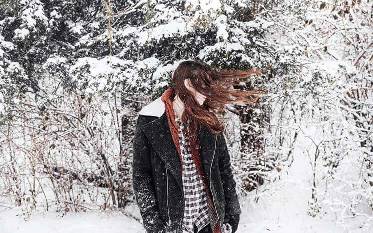 девушка и снег