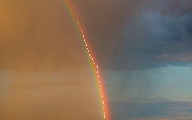 молния и радуга в одном кадре